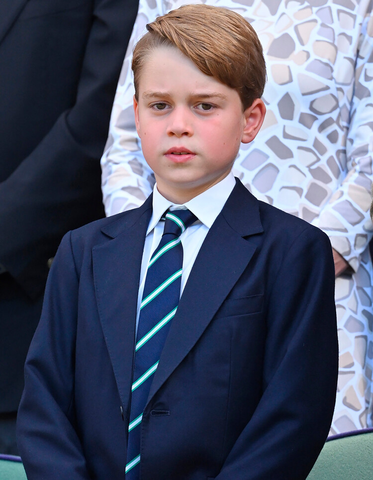 Принц Джордж Кембриджский впервые присутствует на стадионе Уимблдон во время финала Уимблдонского мужского одиночного разряда во Всеанглийском клубе лаун-тенниса и крокета 10 июля 2022 года в Лондоне, Англия